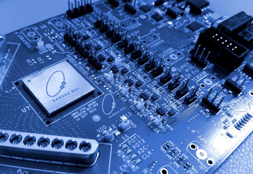 Créée à l'EPFL en 2011, Kandou conçoit des liaisons série à haute vitesse et à faible consommation d'énergie connectant des composants de circuits intégrés tels que processeur et mémoire, ou processeur et processeur.