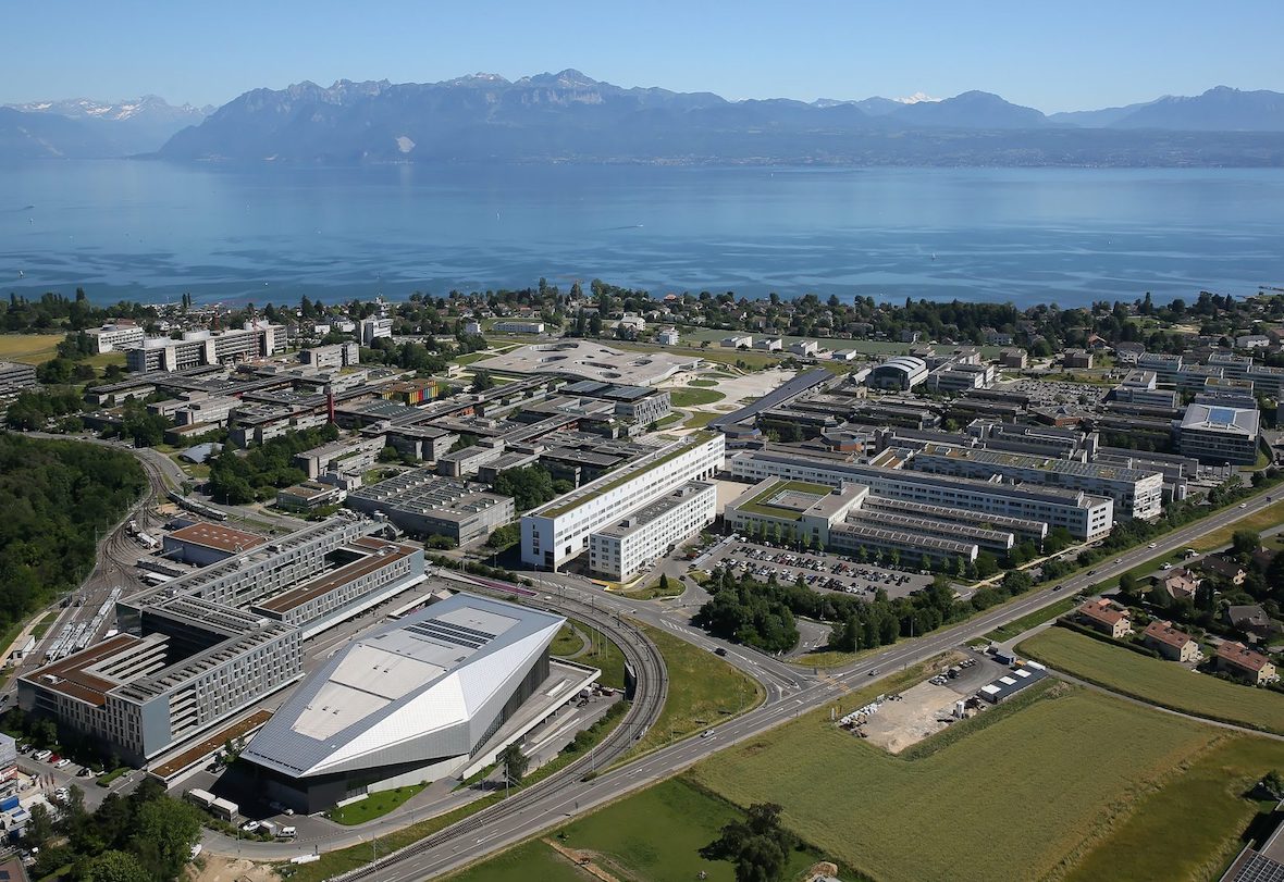 L'Ecole Polytechnique Fédérale de Lausanne (EPFL) a lancé son nouvel AI Center. Ce nouveau centre est dédié à l'exploration de la manière dont une intelligence artificielle (IA) sûre et efficace peut propulser l'innovation technologique dans divers secteurs de la société.