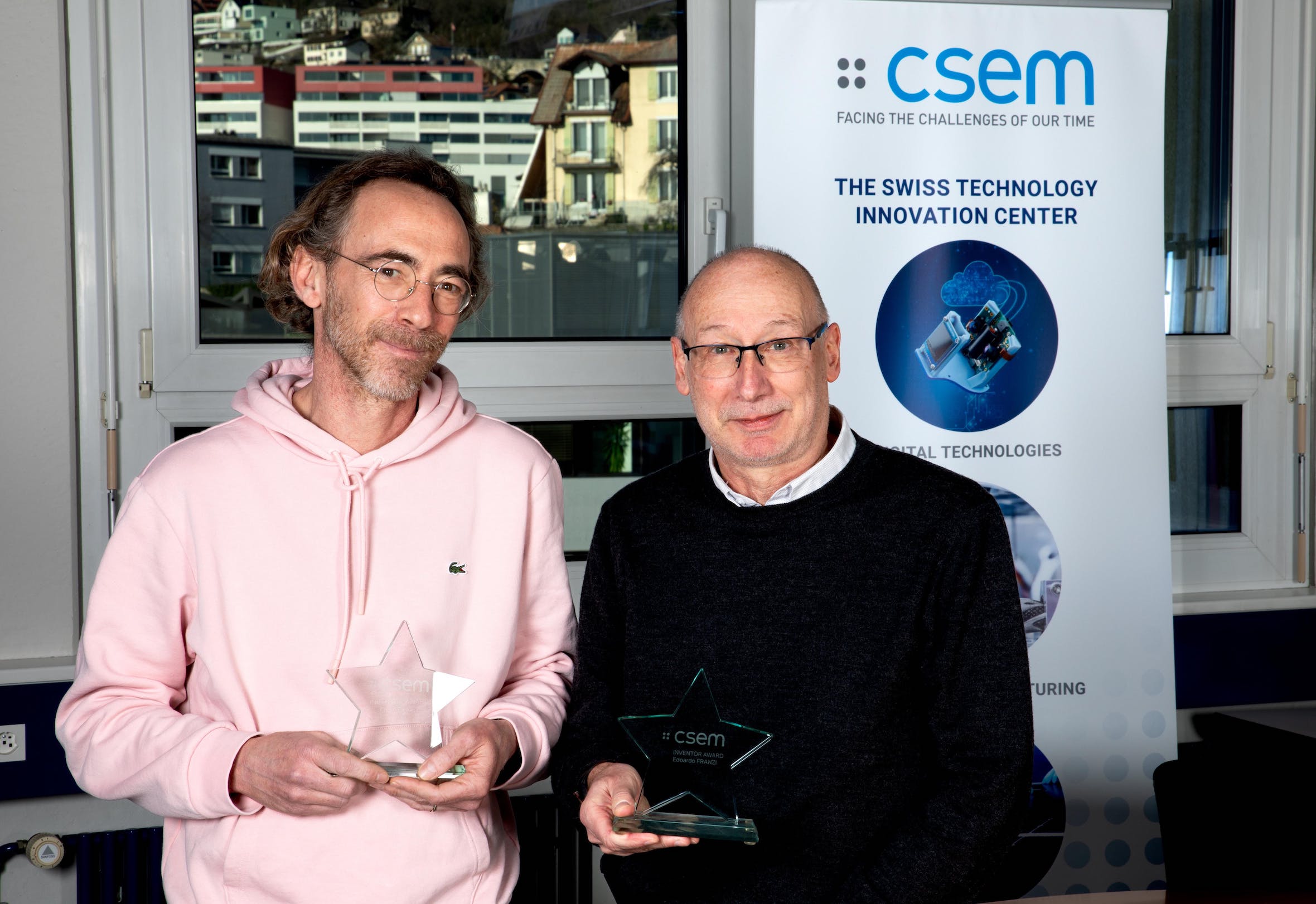 Eric Grenet (à gauche) et Edoardo Franzi (à droite) ont reçu le "CSEM Inventor Award 2024" pour leur invention de la technologie « spaceCoder », qu'ils ont développée avec les anciens employés du CSEM David Hasler et Peter Masa.