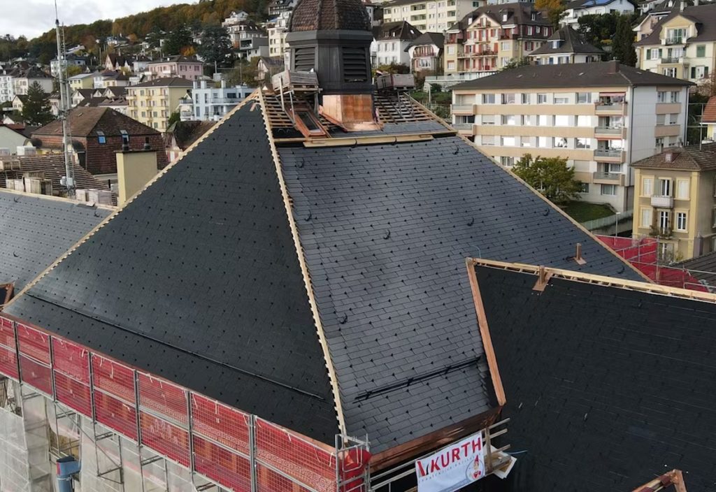 Three heritage buildings in Neuchâtel are nearing completion with 33,300 solar tiles from CSEM and Freesuns, marking significant progress in the 2050 energy transition.
