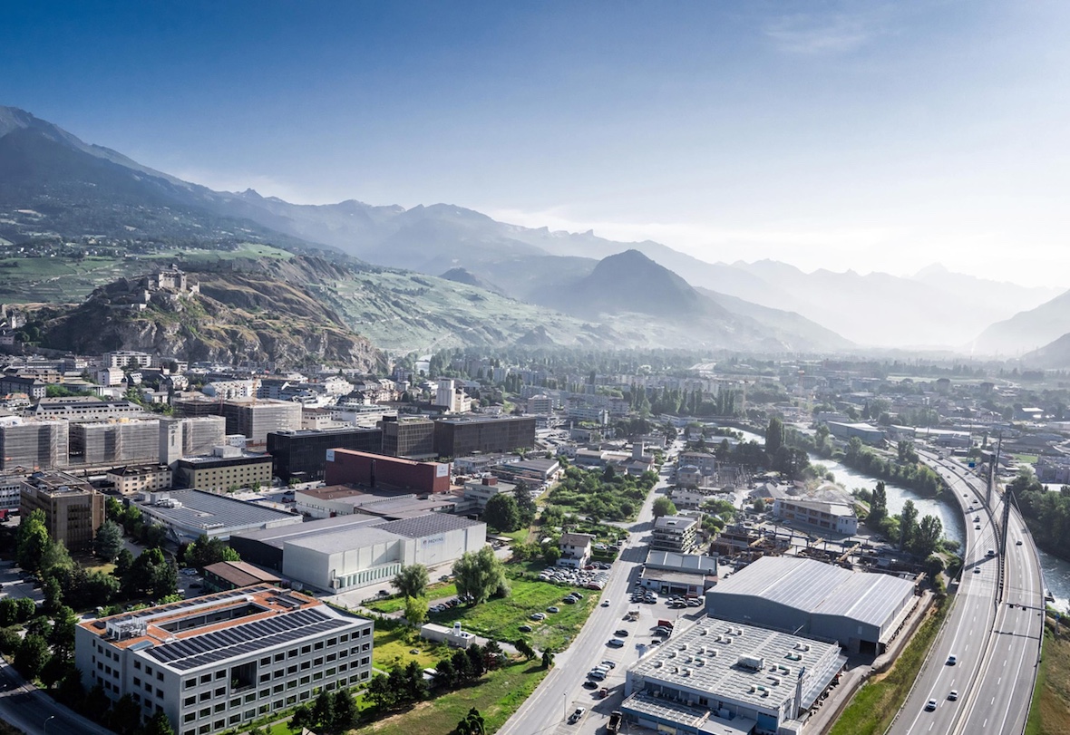 EPFL and the Valais cantonal government signed an agreement to create a new hub for energy transition research, adding six research chairs by 2032.
