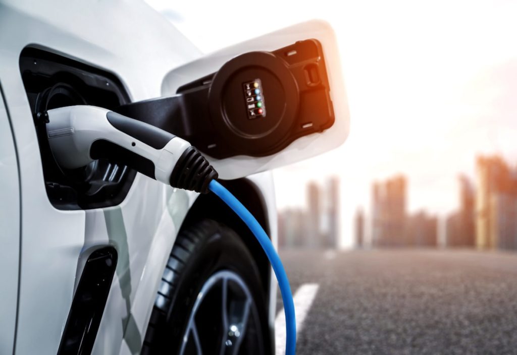 WattAnyWhere propose un générateur non polluant basé sur des piles à combustible qui convertit l'éthanol renouvelable en électricité propre pour la recharge rapide des véhicules électriques.