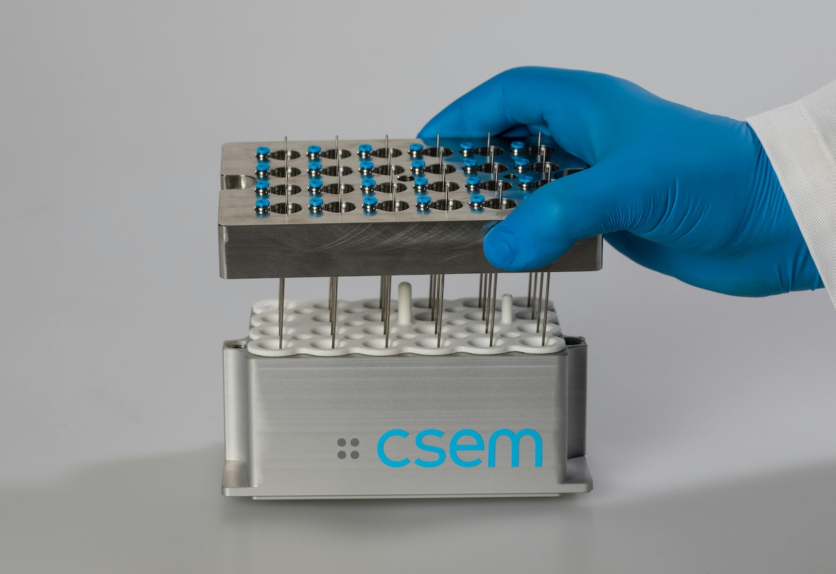 TheraMe!, une medtech basée à Lausanne, transforme le traitement du cancer en s'associant au CSEM pour développer un instrument automatisé basé sur une technologie microfluidique. Cette technologie révolutionnaire permet un dépistage personnalisé des médicaments sur des échantillons de tumeurs vivantes, fournissant aux patients atteints de cancer des recommandations thérapeutiques personnalisées avant le début du traitement.