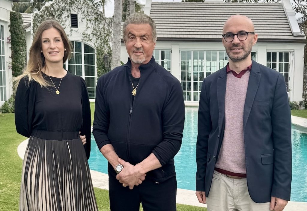 La société vaudoise Largo.ai a levé CHF 7 millions dans le cadre d'un tour de table de série A afin d'accélérer ses solutions basées sur l'IA pour le cinéma, la télévision et la publicité. L'icône hollywoodienne Sylvester Stallone rejoint la société en tant qu'investisseur stratégique, marquant ainsi une étape majeure dans l'expansion de l'entreprise.