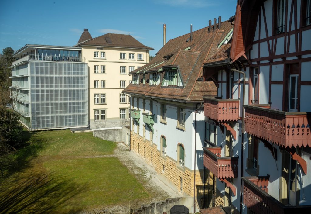 Au cœur de Fribourg, l'Adolphe Merkle Institute (AMI) est devenu un centre d'excellence mondialement reconnu dans le domaine de la science des matériaux. Fondé en 2008 grâce à la donation visionnaire de l'entrepreneur suisse Dr Adolphe Merkle, l'institut repose sur une conviction simple mais puissante : la science fondamentale peut combler le fossé qui la sépare de son impact sur le monde réel.