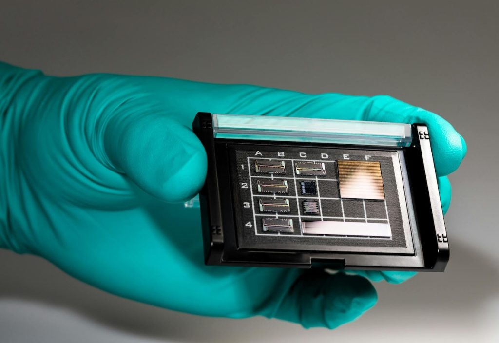 Nouvelle spin-off du CSEM, CCRAFT, a été officiellement lancée en tant que première fonderie au monde prête pour la production de circuits intégrés photoniques en niobate de lithium à couche mince (TFLN). L'entreprise vise à fournir chaque année des millions de puces haute performance pour soutenir la communication optique de nouvelle génération, les technologies quantiques et les capteurs avancés.