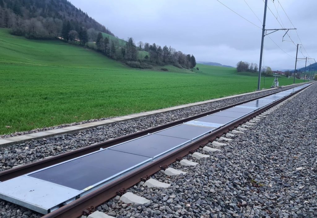 Sun-Ways has inaugurated Switzerland’s first removable solar power plant installed between railway tracks open to active train traffic. Located in the village of Buttes in the canton of Neuchâtel, the pilot project marks a significant milestone in the development of innovative solar infrastructure integrated directly into the rail network.