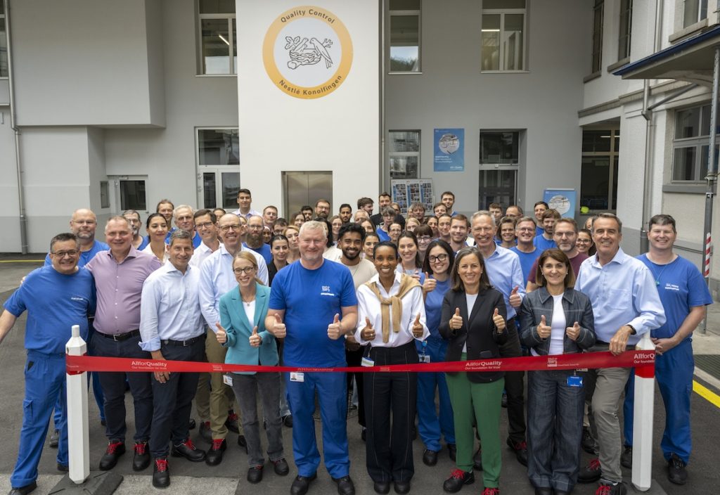 Nestlé a renforcé son expertise mondiale en nutrition infantile avec l’inauguration d’un laboratoire qualité ultramoderne sur son site de Konolfingen, dans le canton de Berne. Cet investissement de CHF 17,5 millions, qui a permis la création de six nouveaux emplois, s’inscrit dans un programme de modernisation de dix ans ayant totalisé près de CHF 150 millions.
