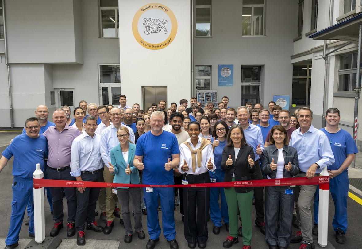 Nestlé a renforcé son expertise mondiale en nutrition infantile avec l’inauguration d’un laboratoire qualité ultramoderne sur son site de Konolfingen, dans le canton de Berne. Cet investissement de CHF 17,5 millions, qui a permis la création de six nouveaux emplois, s’inscrit dans un programme de modernisation de dix ans ayant totalisé près de CHF 150 millions.