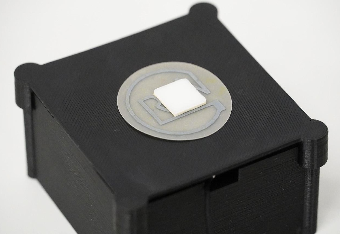 Des chercheurs de Suisse occidentale ont dévoilé le premier capteur intelligent entièrement compostable destiné au suivi des produits sensibles à la température, offrant une alternative durable aux étiquettes électroniques traditionnelles.