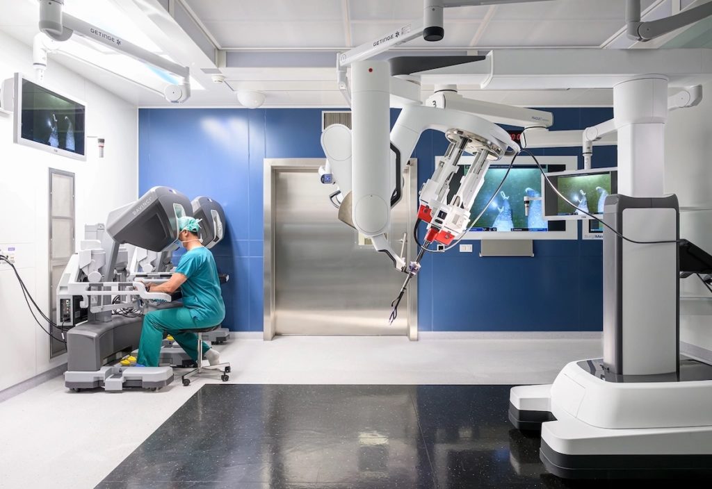 Le CHUV de Lausanne est devenu le premier hôpital de Suisse occidentale à déployer l'assistant robot chirurgical Da Vinci Single Port, réalisant des interventions mini-invasives via une seule incision de 2,7 cm ou un orifice naturel dans six spécialités chirurgicales.