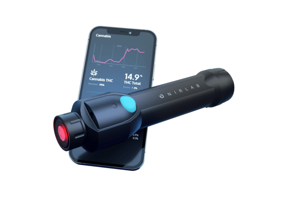 908 Devices, fabricant américain d'appareils portables d'analyse chimique, a racheté NIRLAB, une spin-off de l'Université de Lausanne développant une détection de stupéfiants pilotée par l'IA, pour USD 15 millions à la signature et jusqu'à USD 8 millions supplémentaires liés à des objectifs de performance.
