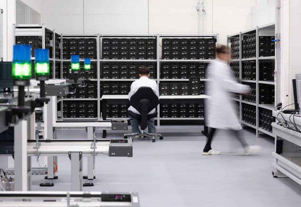 Omega lance le Laboratoire de Précision, une installation de test indépendante et accréditée ouverte à toute l'industrie horlogère suisse.