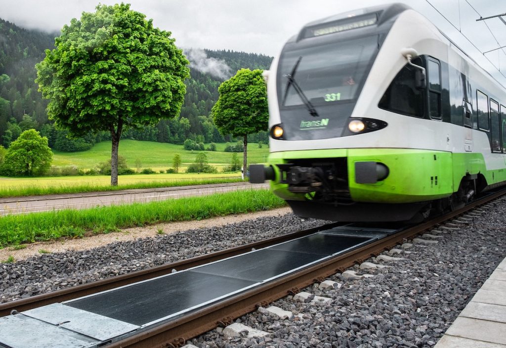 Un an après son lancement à Buttes, dans le canton de Neuchâtel, la première centrale solaire amovible au monde installée entre les rails, développée par la start-up Sun-Ways, affiche un bilan positif et suscite l'intérêt de la France, de l'Italie et de l'Asie.