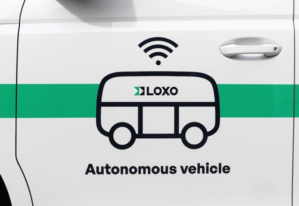 LOXO, une start-up bernoise développant une solution de conduite autonome de niveau 4 pour véhicules commerciaux, a conclu un partenariat stratégique avec le groupe technologique américain DXC Technology, assorti d'un investissement, pour industrialiser la logistique autonome.