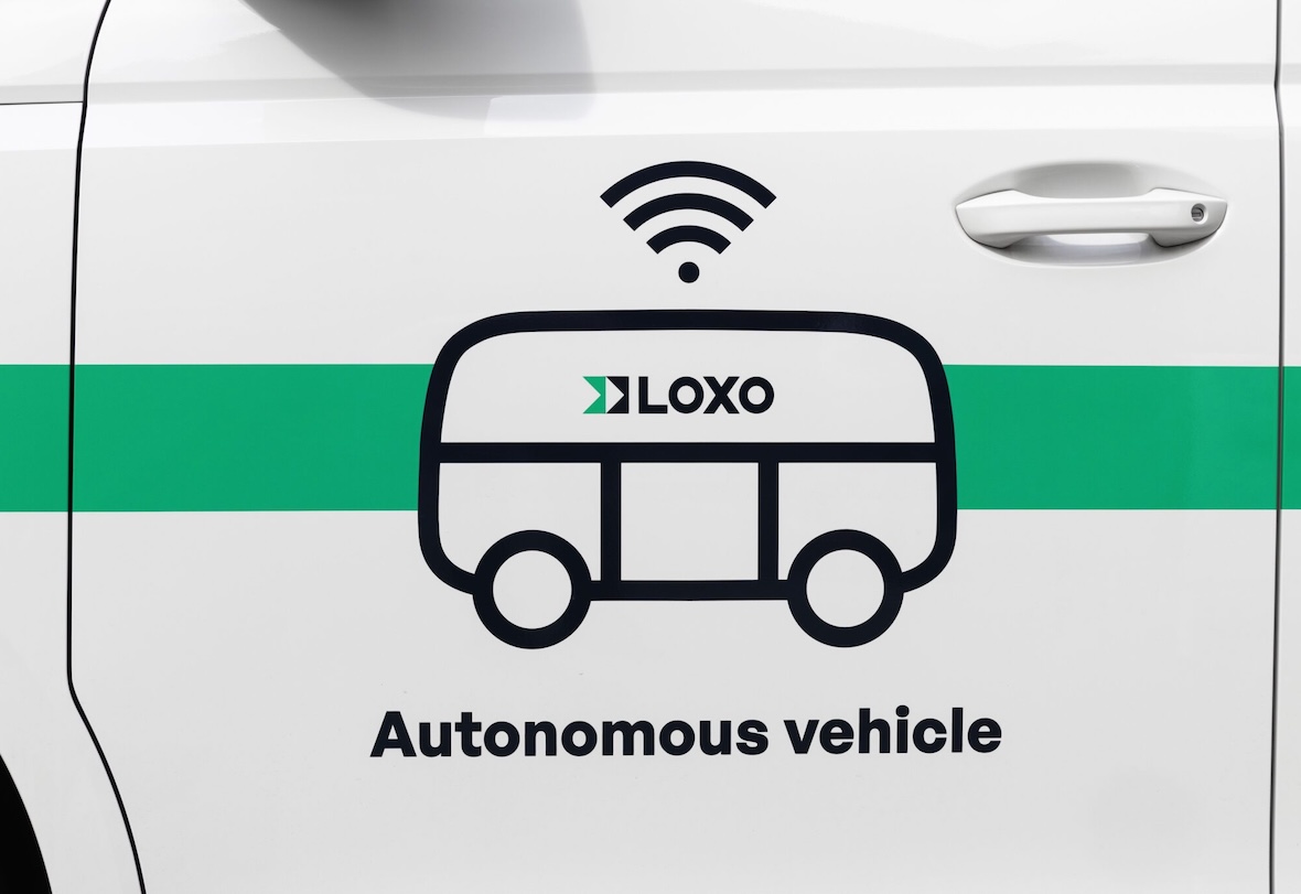 LOXO, une start-up bernoise développant une solution de conduite autonome de niveau 4 pour véhicules commerciaux, a conclu un partenariat stratégique avec le groupe technologique américain DXC Technology, assorti d'un investissement, pour industrialiser la logistique autonome.