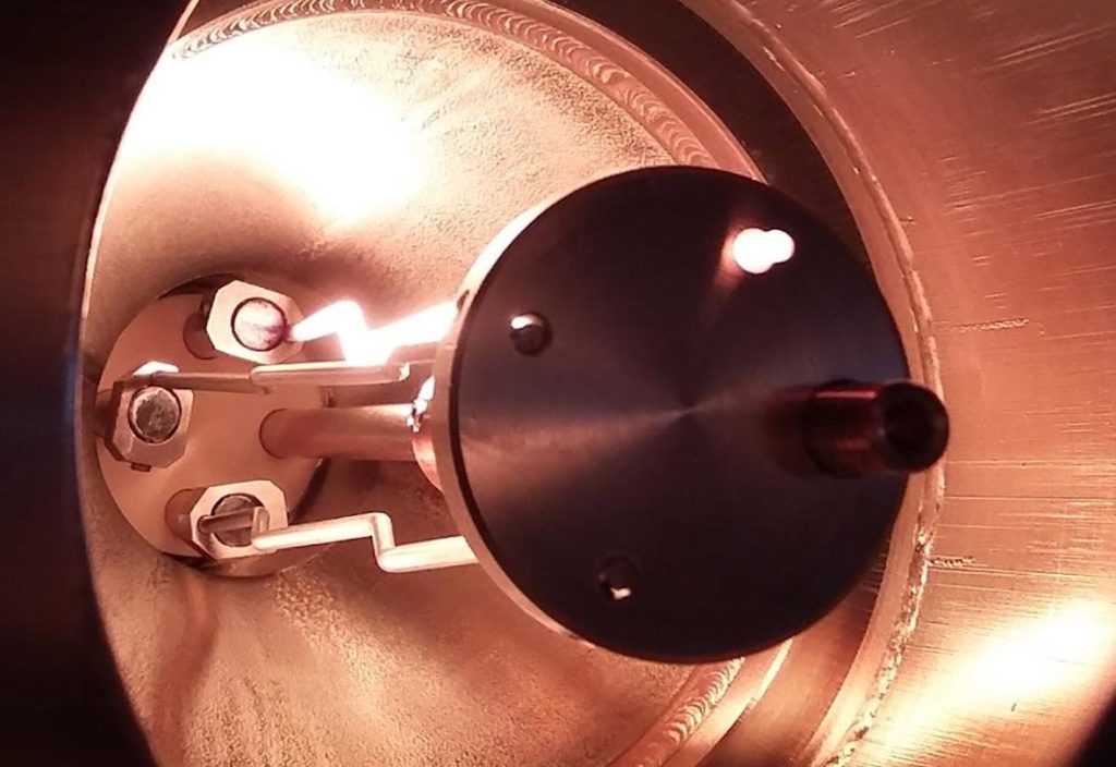 Première mondiale : des physiciens de l'Université de Fribourg, avec une équipe internationale, ont utilisé des impulsions lumineuses ultrarapides pour créer brièvement un état topologique de la matière dans un semi-conducteur, confirmant une théorie formulée il y a plus de dix ans.