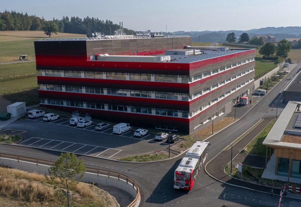 Le canton de Fribourg a officiellement remis à la Confédération les clés du nouveau bâtiment de laboratoires d'Agroscope à Posieux, une infrastructure de CHF 125 millions qui constitue la pièce maîtresse de la stratégie d'implantation du centre national de recherche agronomique.