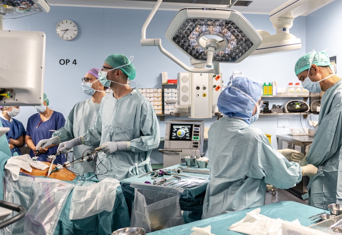 An interdisciplinary team from the University of Bern and Inselspital has developed CARESCORE, an AI model that calculates a patient's individual risk of postoperative infection within seconds of surgery ending, by drawing on vital signs recorded during the procedure.