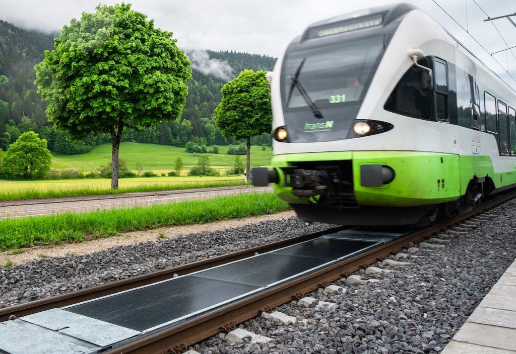 Fort de sa centrale pilote dans les montagnes neuchâteloises, Sun-Ways a signé un accord avec son premier partenaire commercial en Italie, conclu un accord technologique avec la SNCF en France et obtenu l'aval du gouvernement pour un premier projet en Corée du Sud.