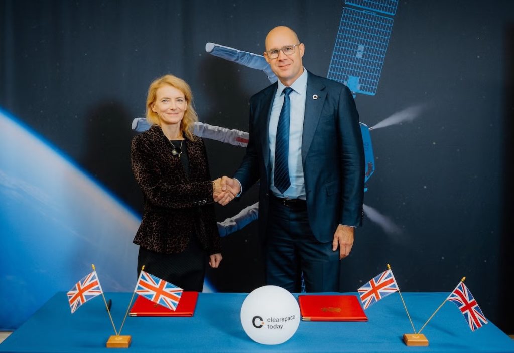 ClearSpace a signé avec l'UK Space Agency un contrat de plus de GBP 61 millions pour réaliser la première mission de retrait actif de débris commandée à l'échelle nationale par le Royaume-Uni.